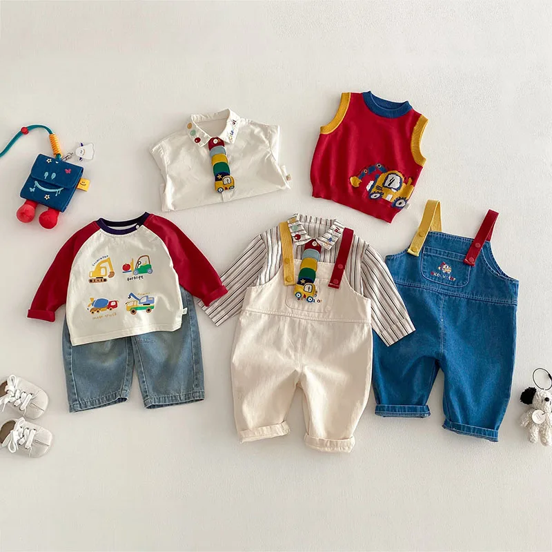 Conjunto de ropa de primavera infantil con vehículos y detalles