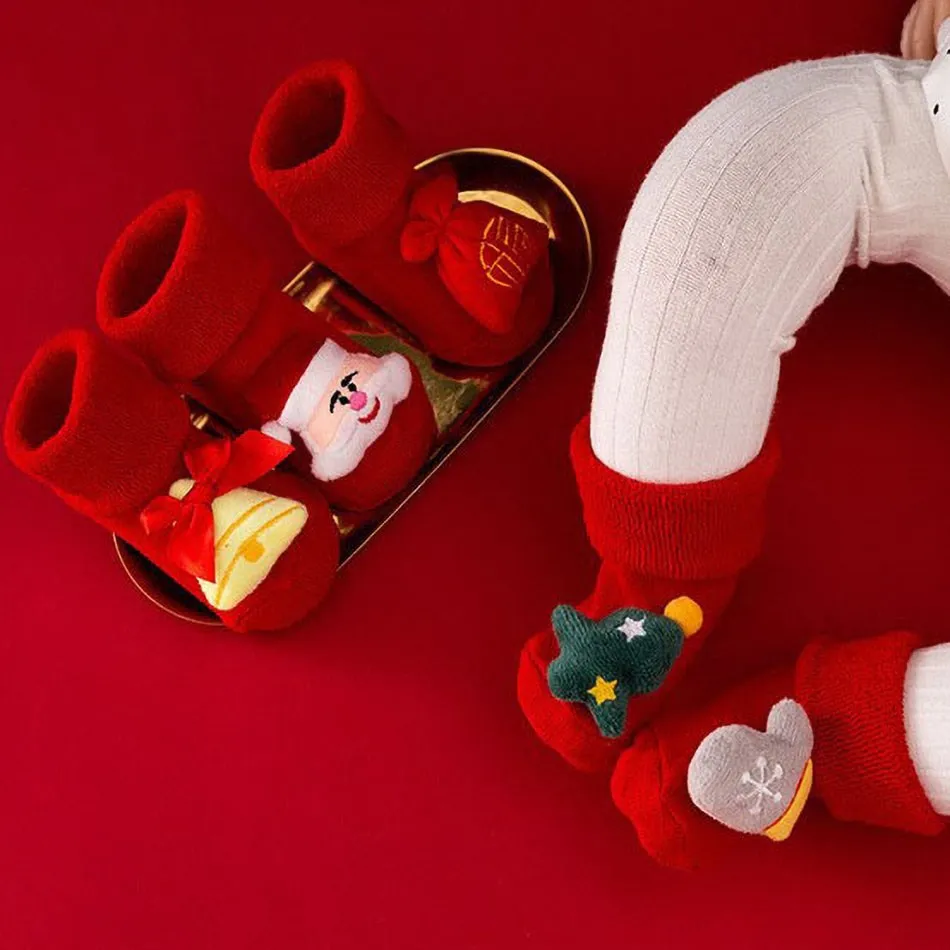 Medias navideñas rojas con motivos de Papá Noel