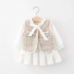 Conjunto chaleco a cuadros y vestido de princesa para niña