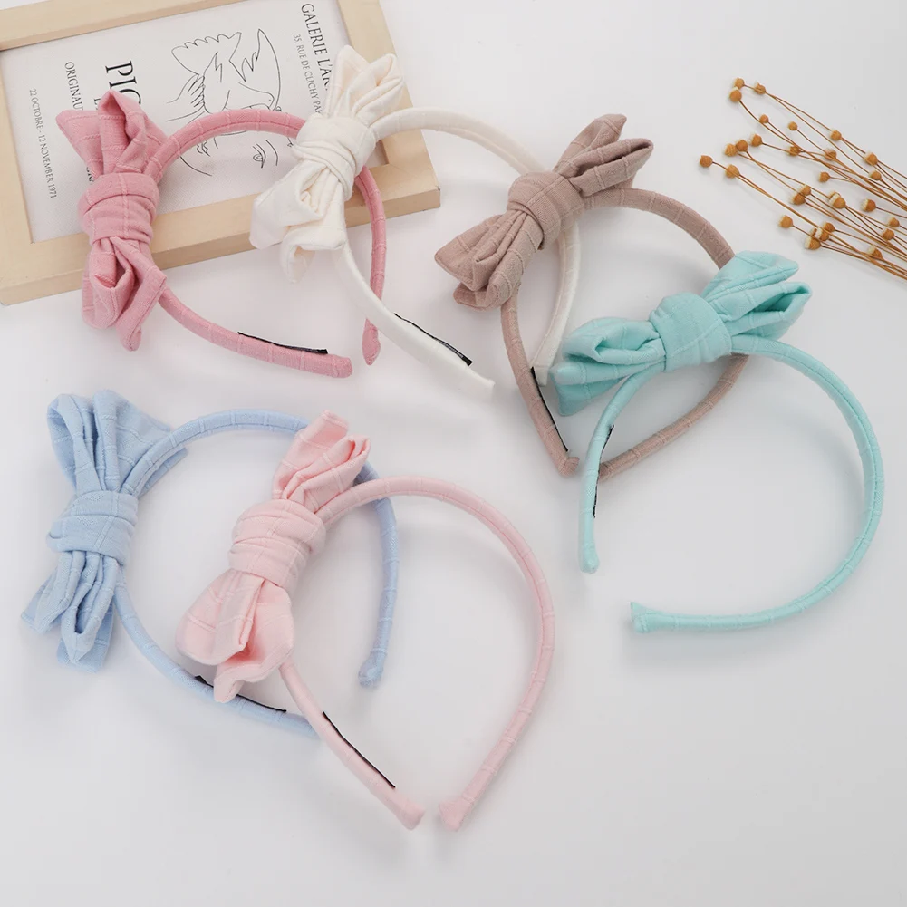 Diadema de tela con lazo amplio en tono pastel