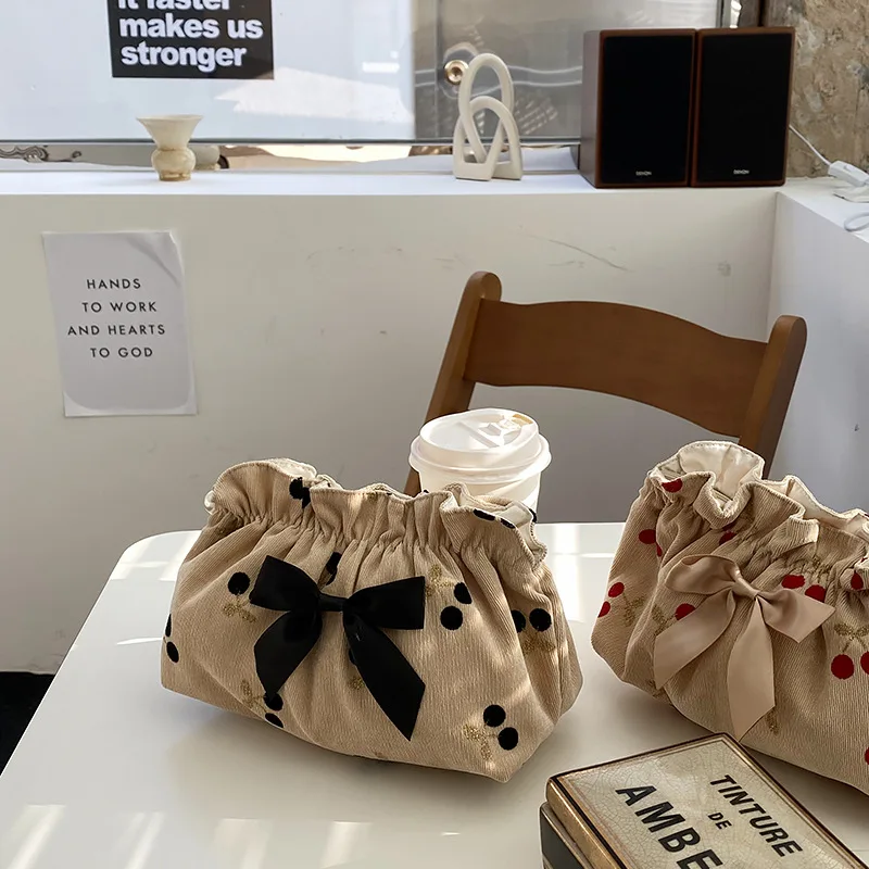 Bolsa colgada del cochecito y en mano de mamá