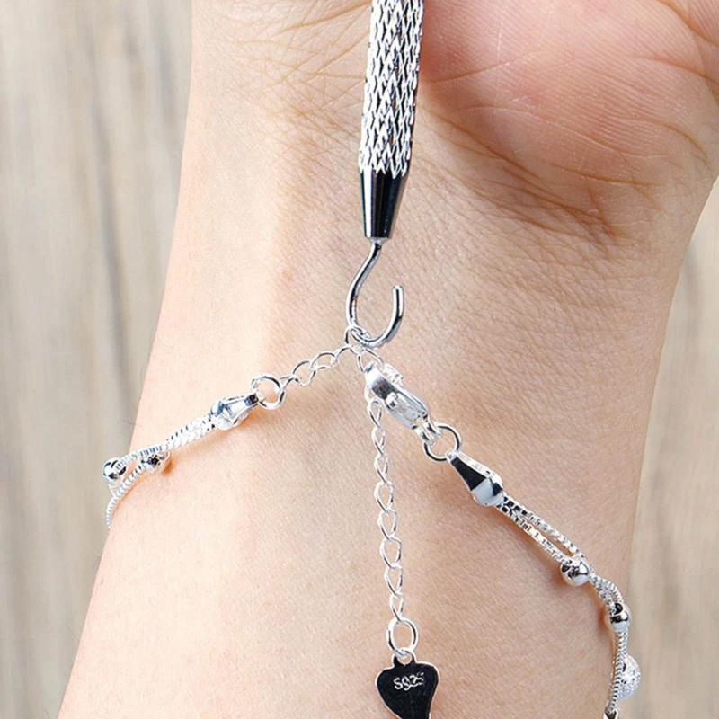 Herramienta para cierres de pulseras con clip metálico