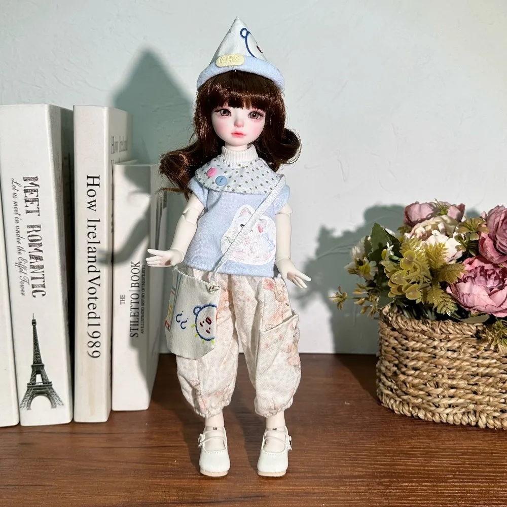 Muñeca articulada con vestido completo y accesorios