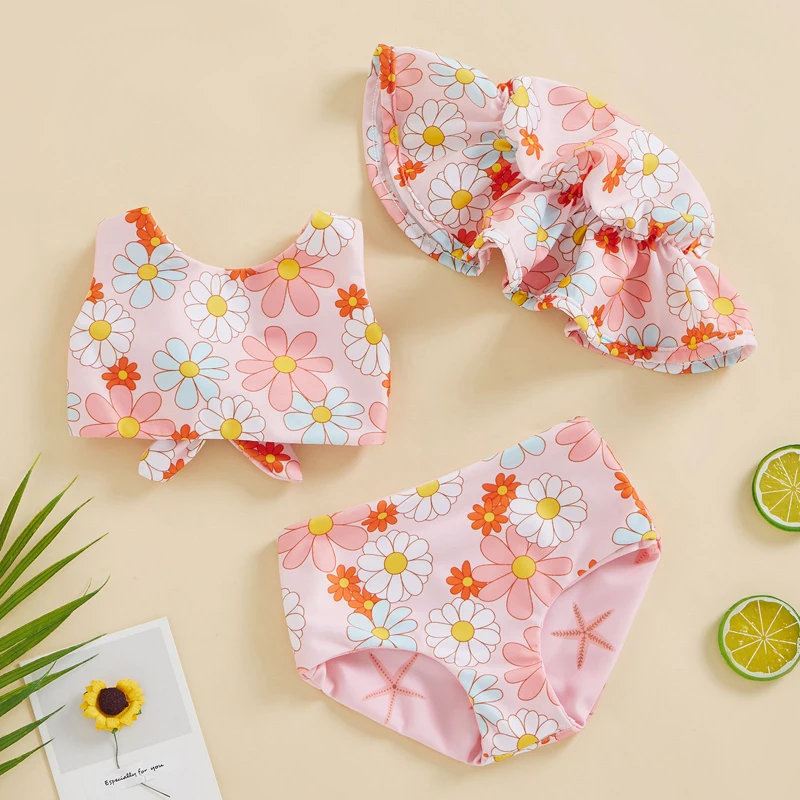 Bebé con conjunto de baño floral completo