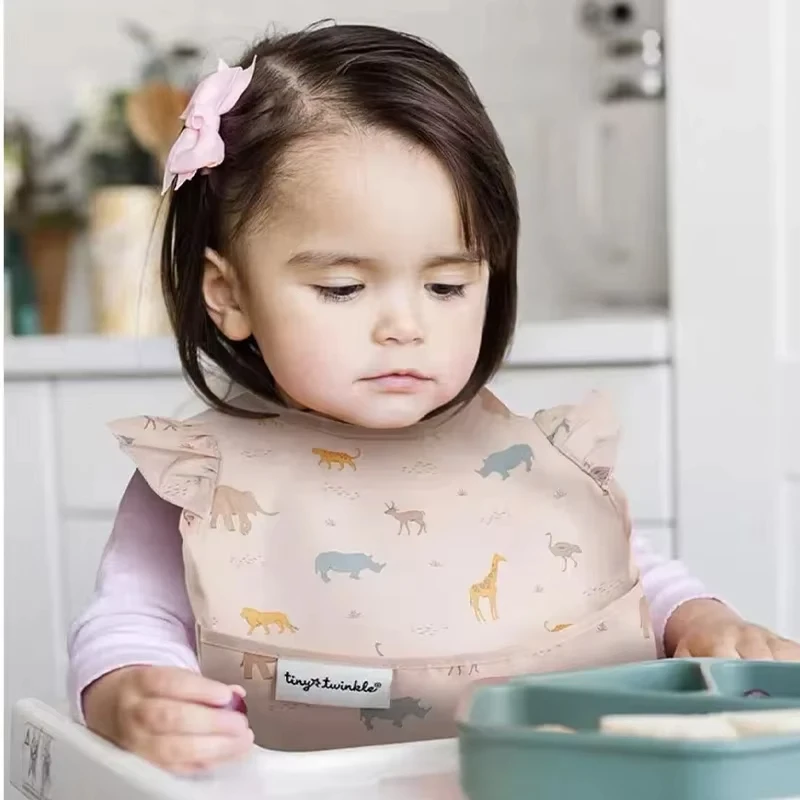 Babero impermeable para niños con detalle de volantes