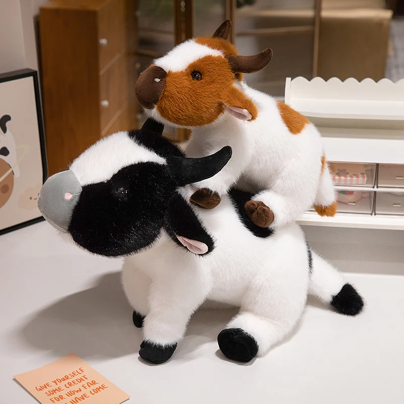 Peluche de vaca pangcangshu en tamaño XL, mostrando su proporción ideal para abrazar