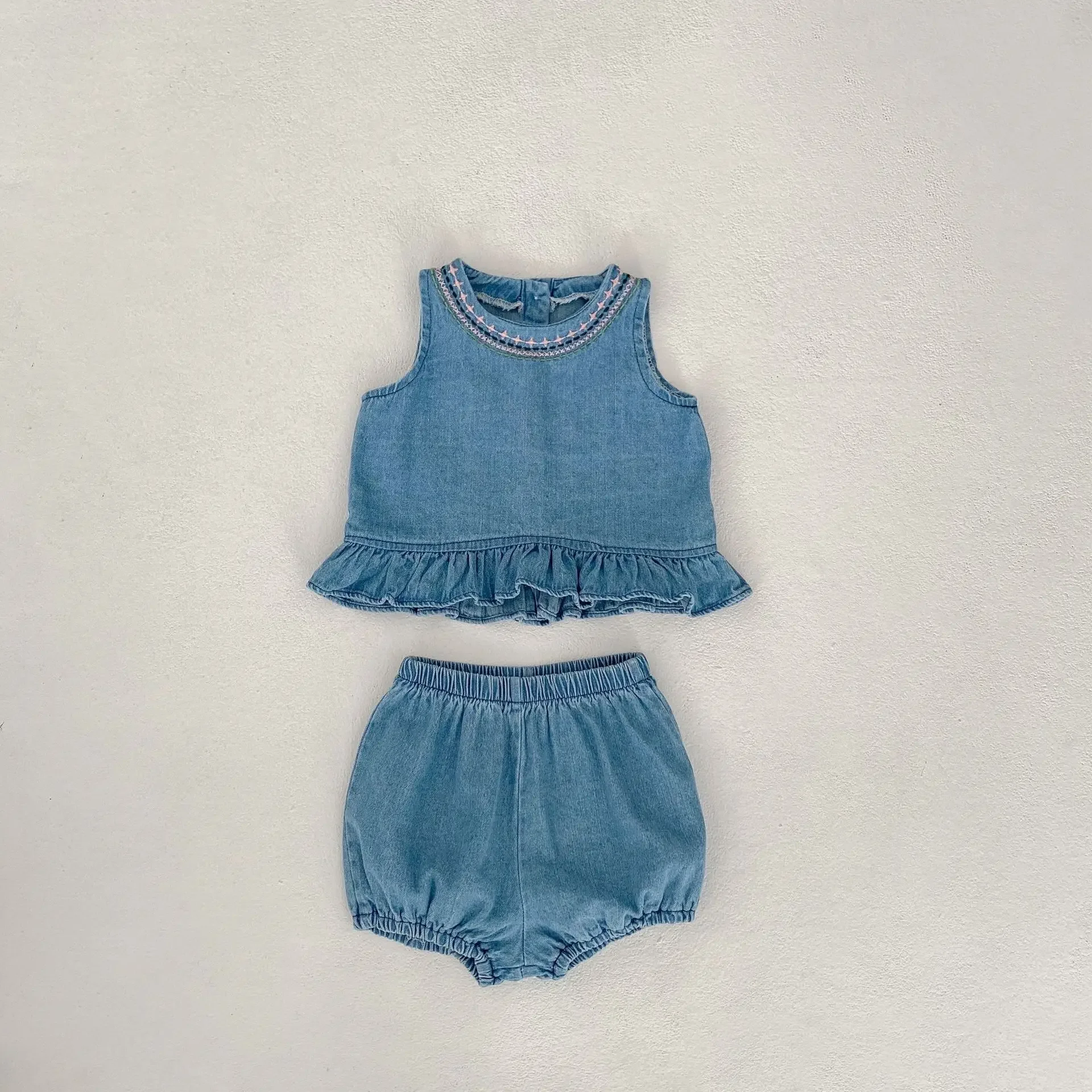 Conjunto vaquero bordado para niña con top sin mangas y bombachos - imagen 2