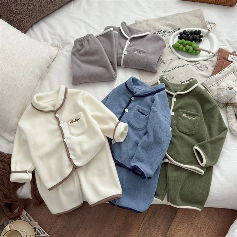 Conjunto de lana para niño con camiseta de manga larga y pantalón gris
