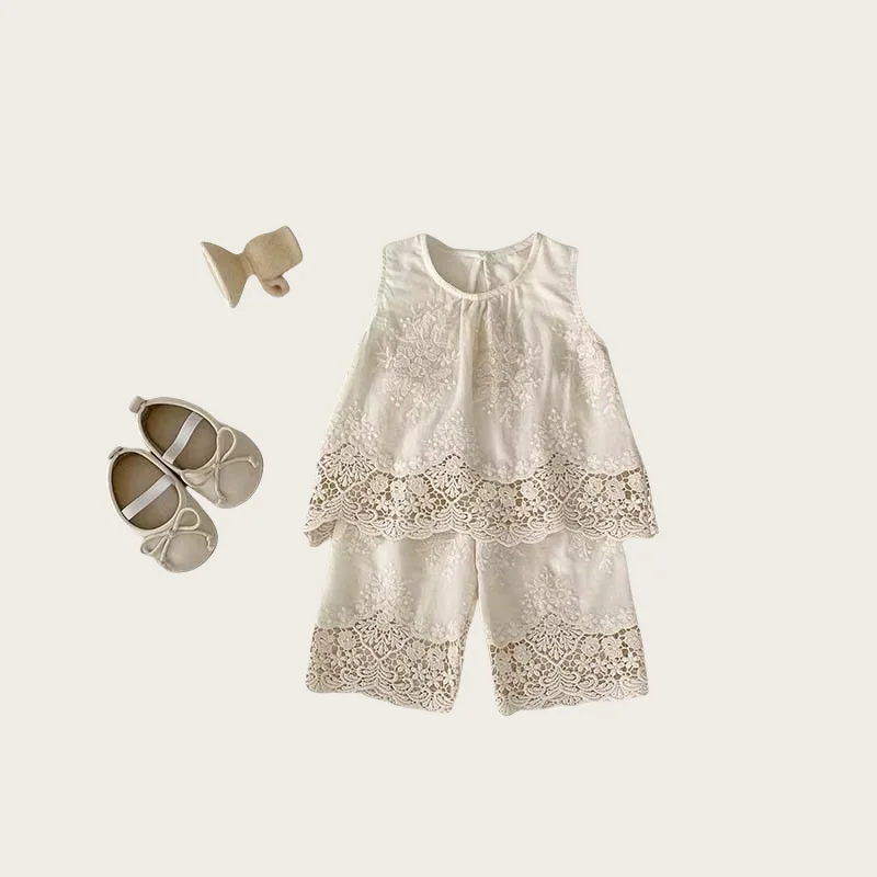 Conjunto de bebé verano: chaleco encaje y pantalón floral bordado - imagen 3