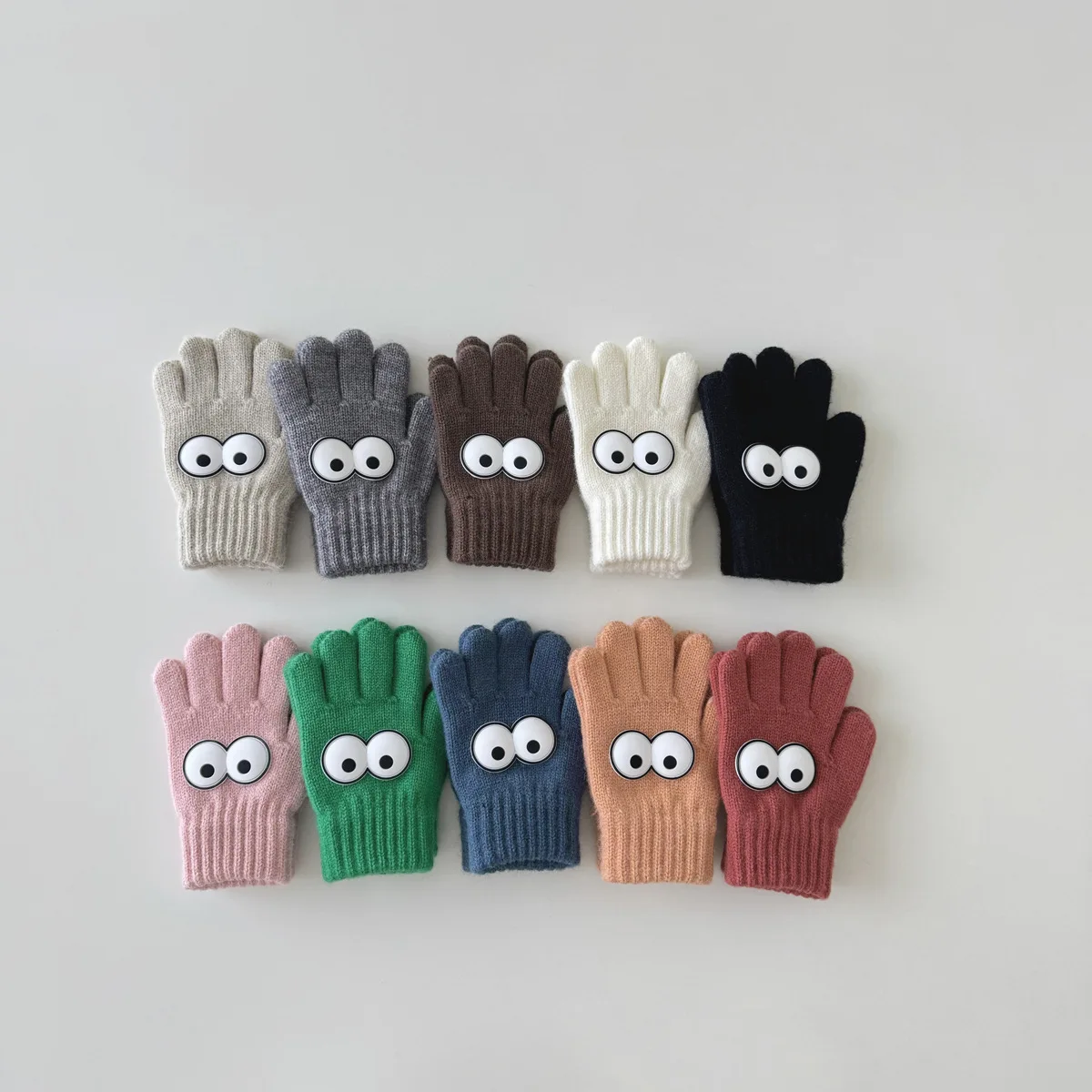 Guantes de dibujos animados para niños, vista frontal