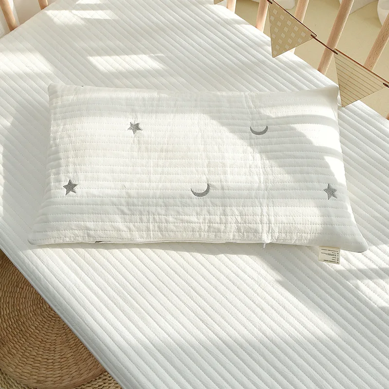 Diseño bordado visible: oso y cereza