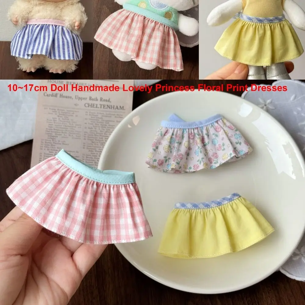 Vestido de muñeca floral en detalle