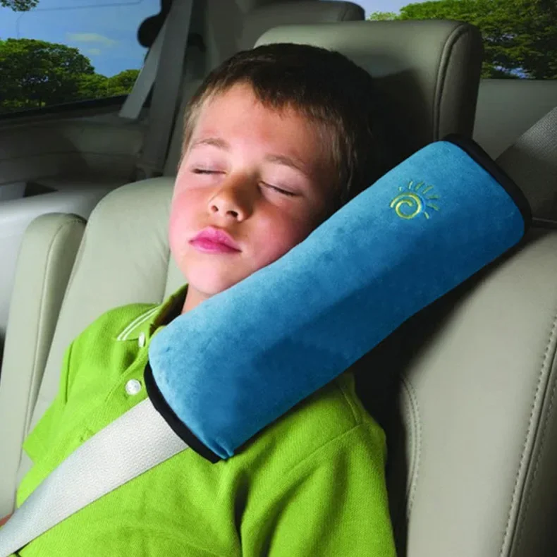 Almohada de felpa diseñada para cinturones de coche infantil