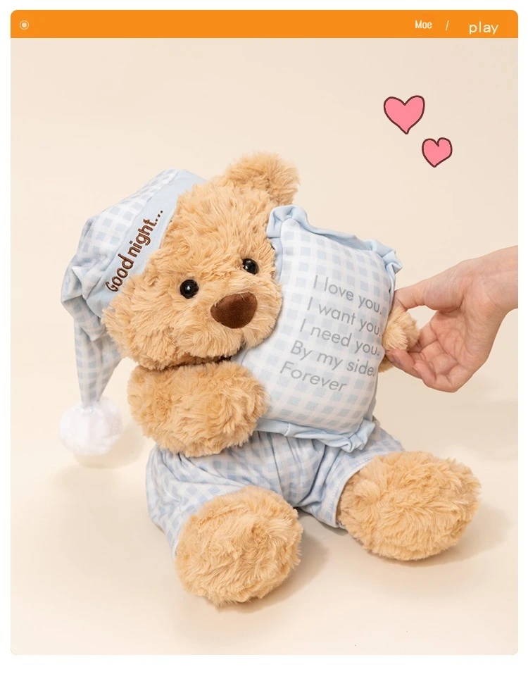 El oso de peluche tumbado sobre la almohada
