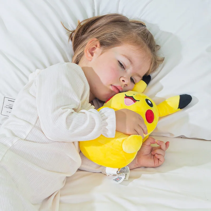 Peluche de Pikachu de pie, mostrando su diseño completo y colores amarillos característicos