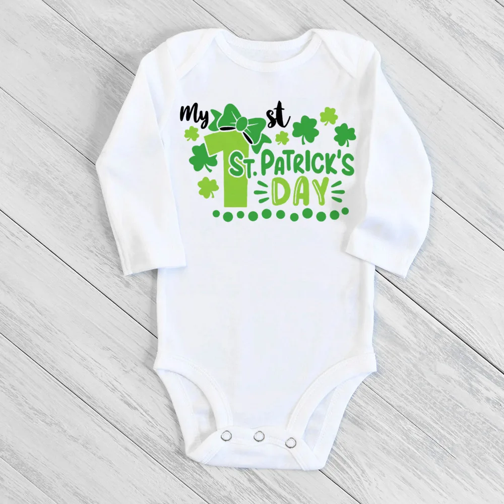 Bebé vestido con el mameluco de San Patricio