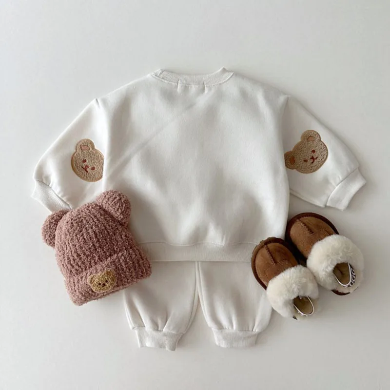 Sudadera con capucha y bordado de oso delantera