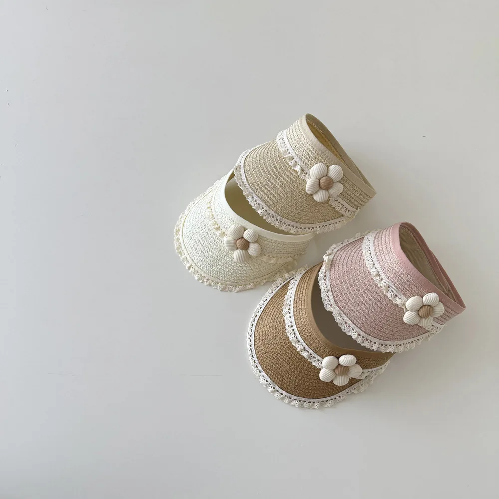 Sombrero de paja con detalle floral y volantes de encaje