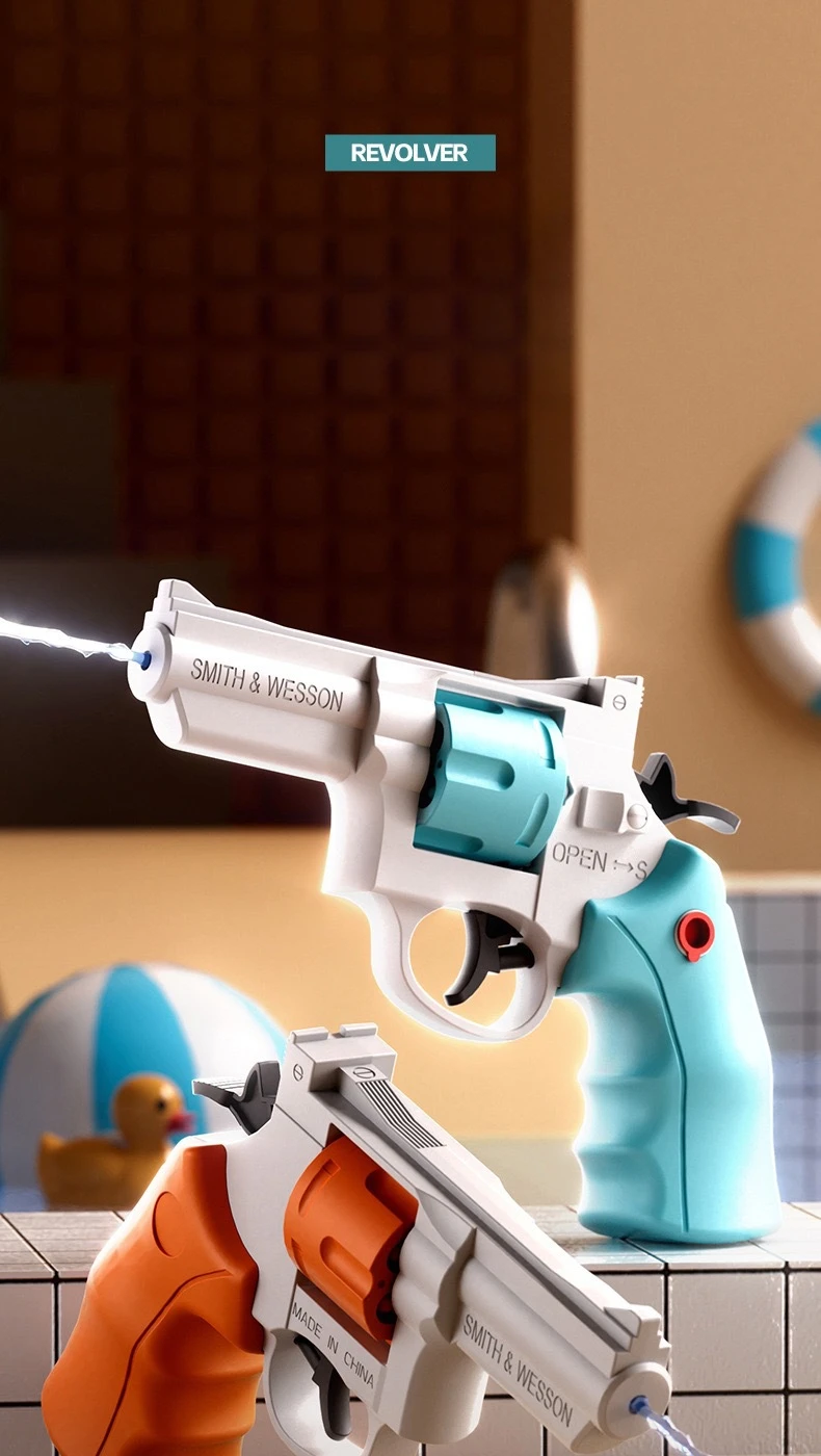 Pistola de agua de revólver en mano infantil mostrando su diseño ergonómico