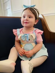 Falda de tirantes bordada con osito para bebé – vestido manga corta