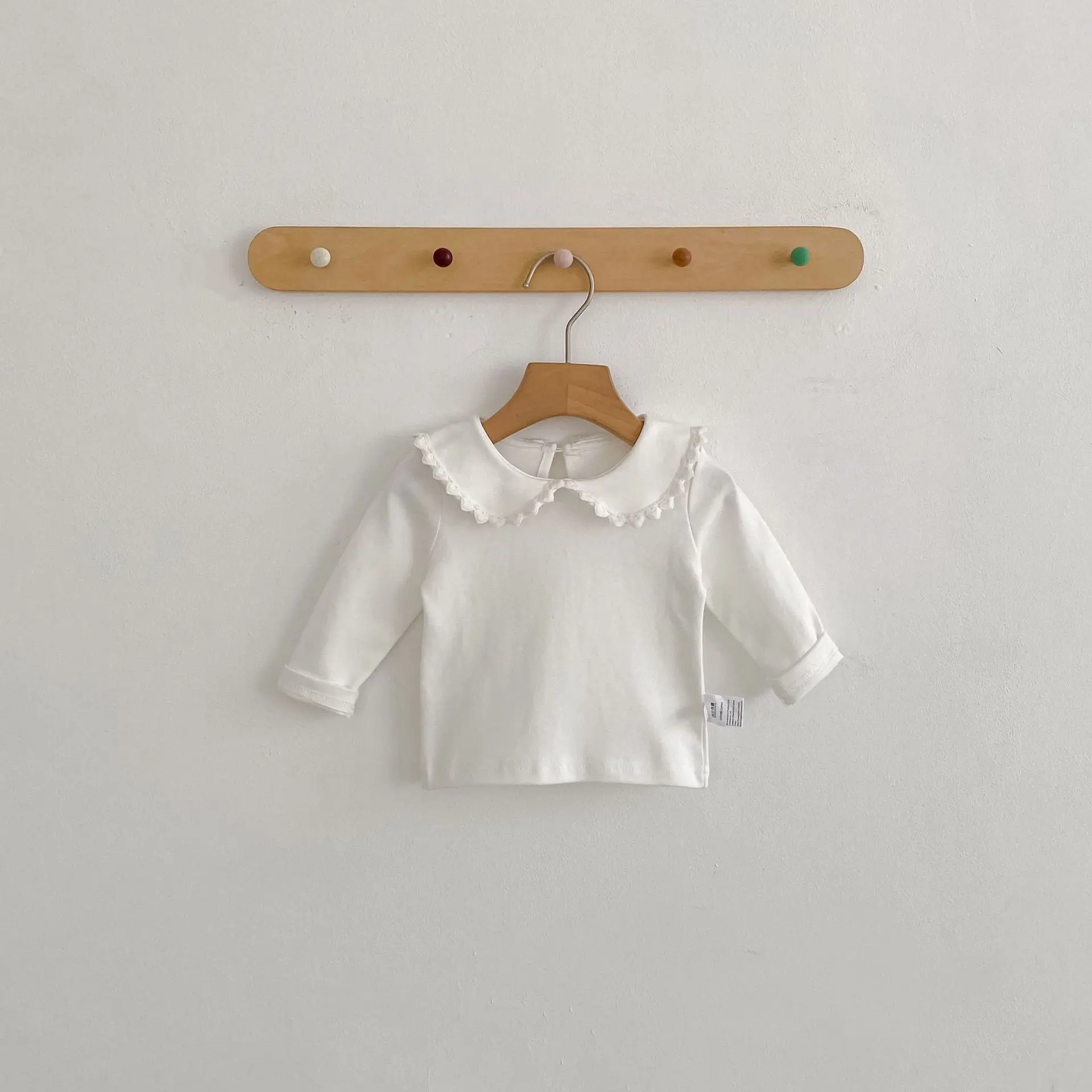 Blusa blanca lisa con cuello Peter Pan para niña