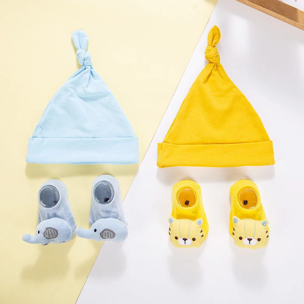 Detalle del tejido de algodón del gorro infantil con diseño de dibujos animados