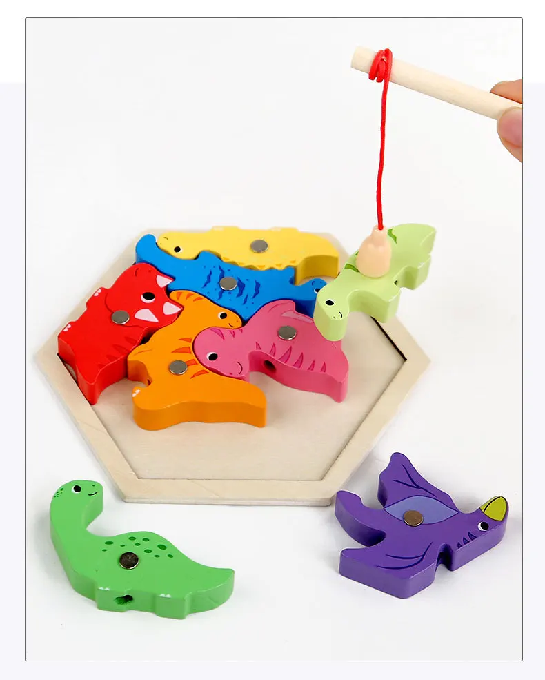 Familia jugando con el puzzle educativo