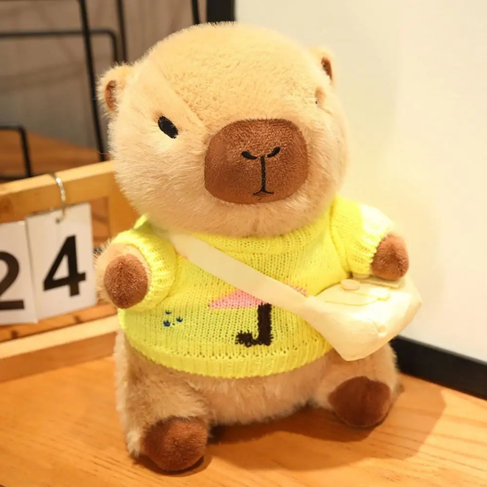 Capibara vestido con diferentes accesorios