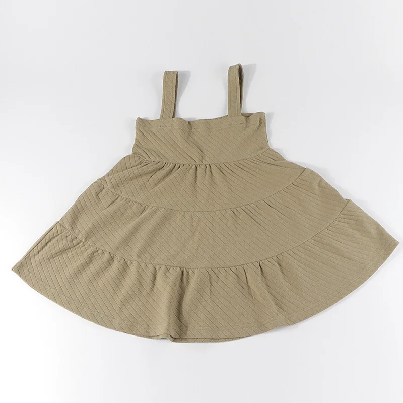 Niña vistiendo el conjunto completo