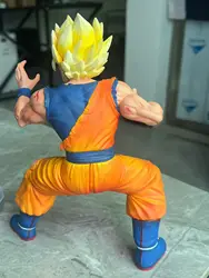 Figura acción Goku Super Saiyan con efectos de batalla