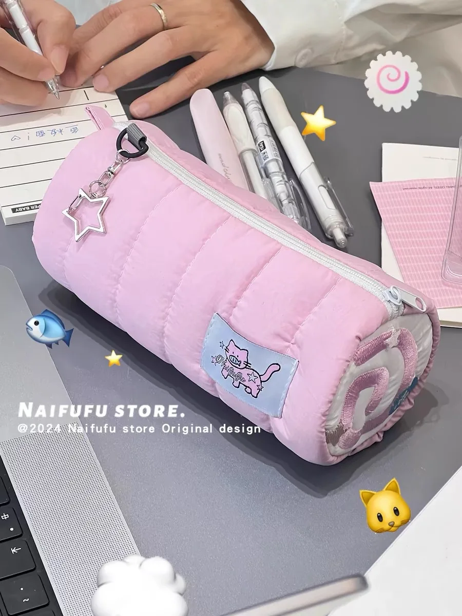 Detalle de la cremallera doble y diseño kawaii en rosa pastel