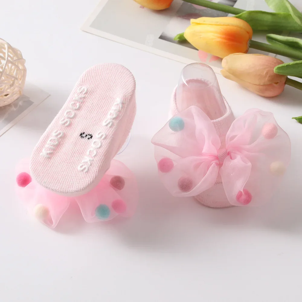 Calcetines bebé antideslizantes princesa con pompones y lazo - imagen 3