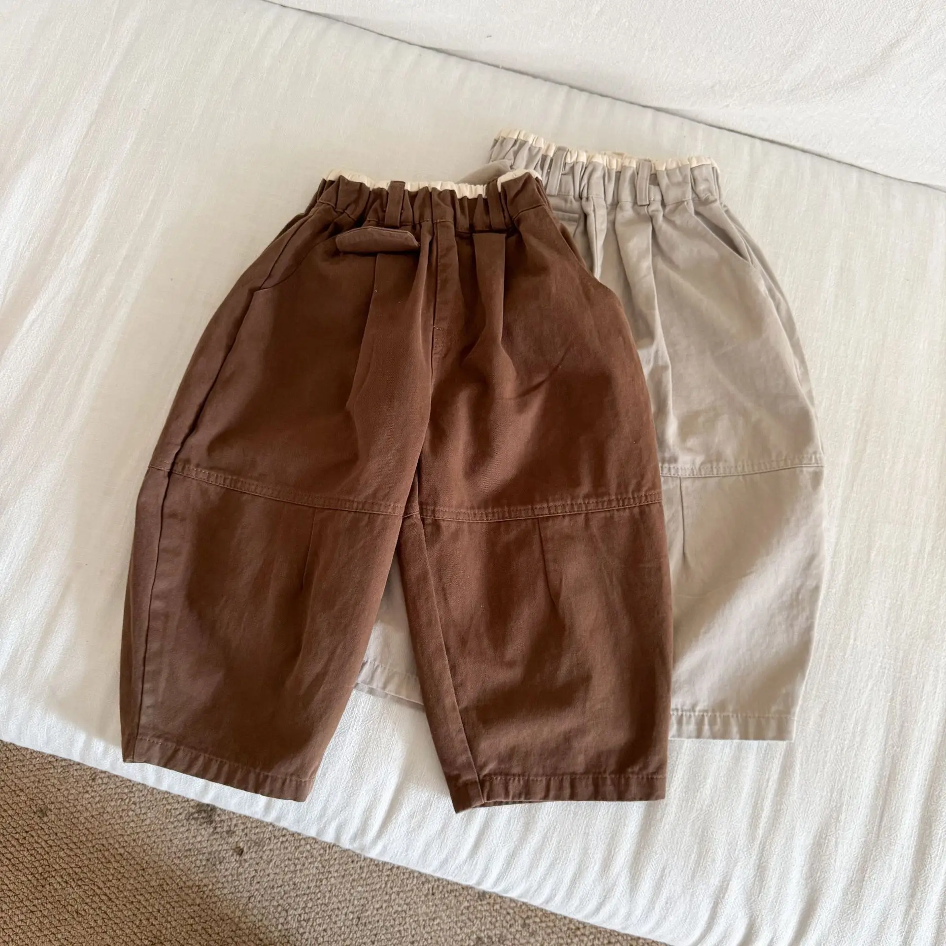 Niña combinando los pantalones con diferentes prendas
