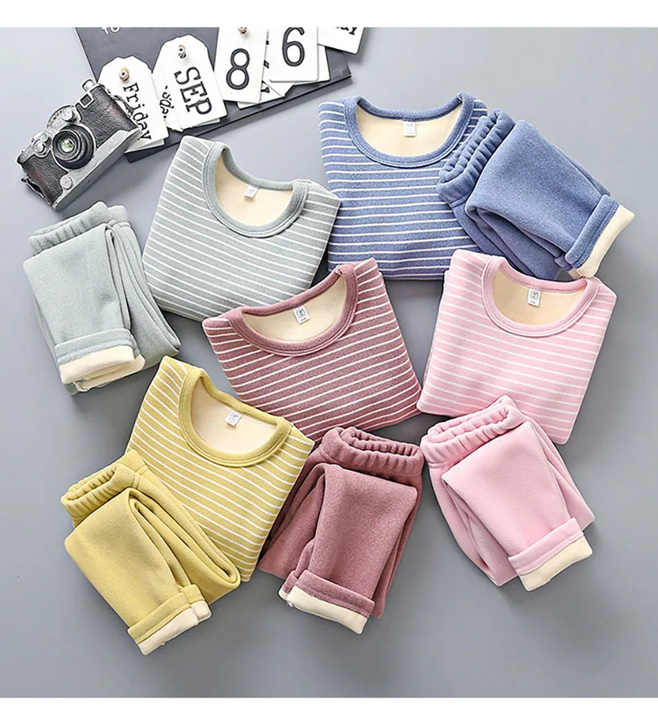 Pijama a rayas para niño en color amarillo con forro de felpa