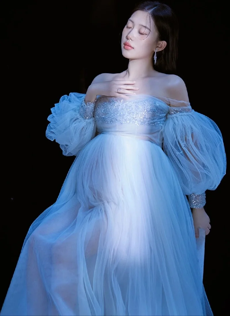 Vestido de premamá con mangas transparentes largas y brillantes