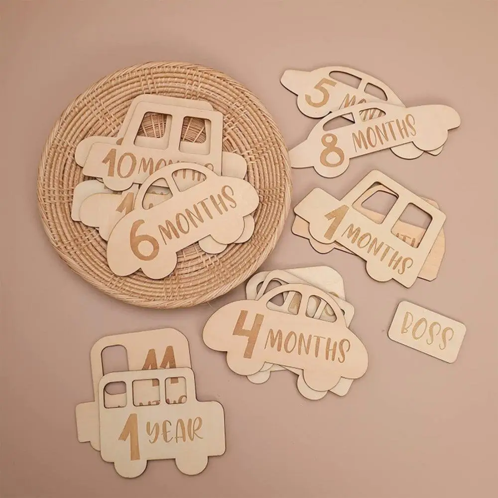 Marcadores de hitos en forma de automóvil de madera para el primer año de un bebé