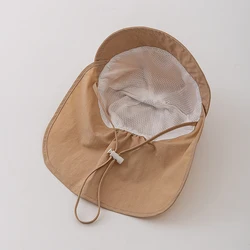 Gorra bebé con protección cuello, dibujos animados y visera