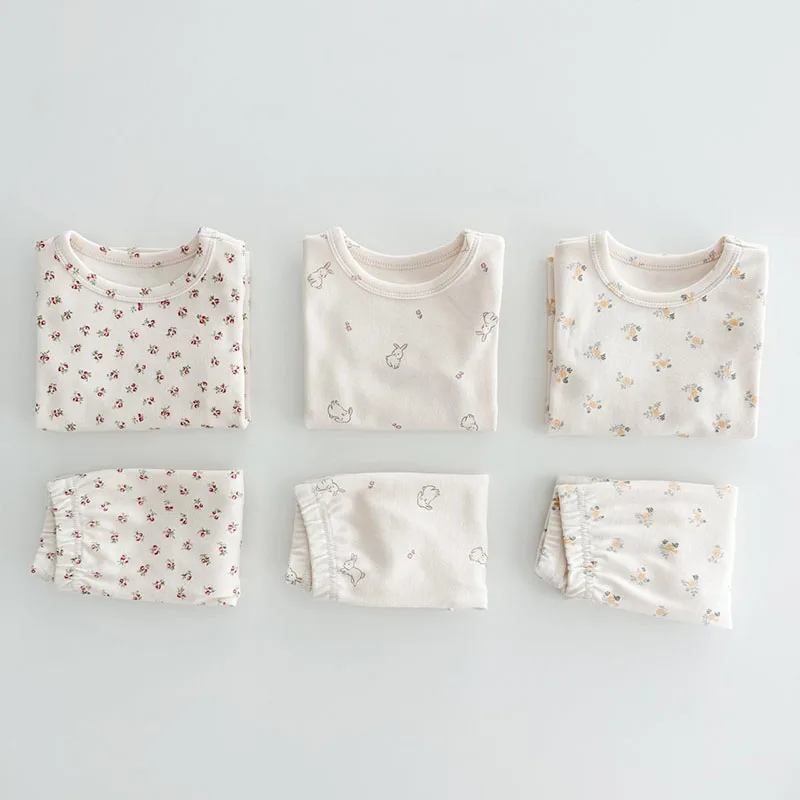Conjunto de pijamas de conejito con flores