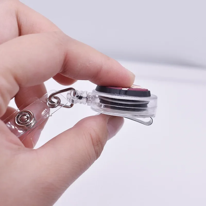 Porta credencial retráctil con cordón y pinza para enfermería - imagen 4
