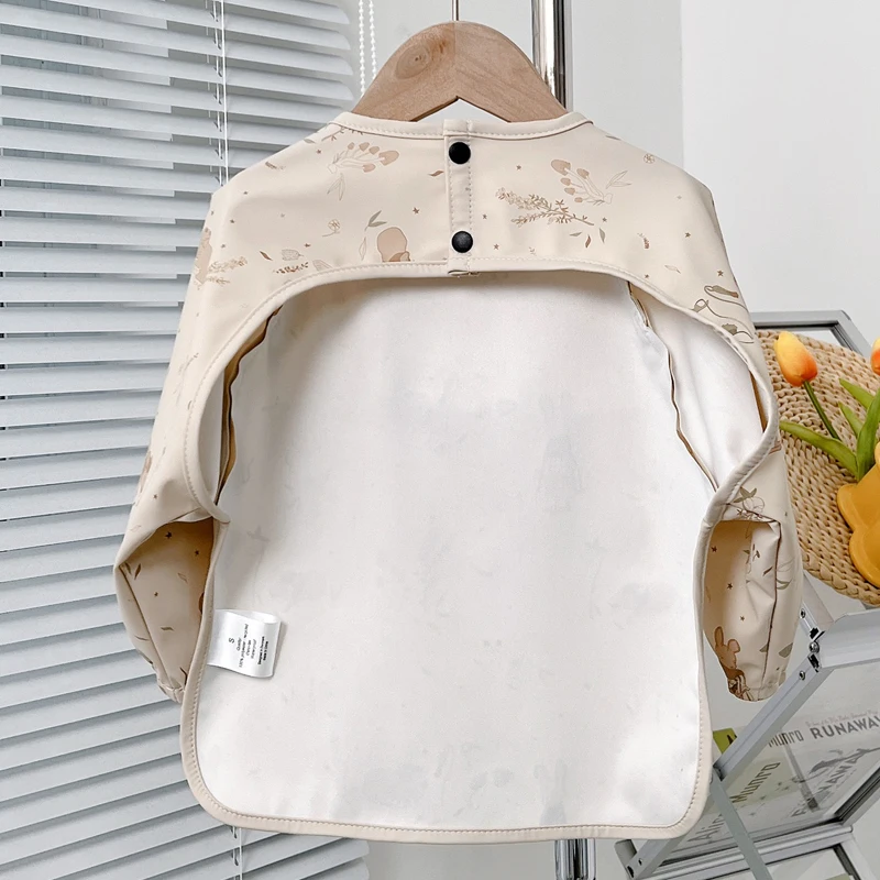 Babero impermeable manga larga con animalitos para bebé