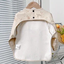 Babero impermeable manga larga con animalitos para bebé