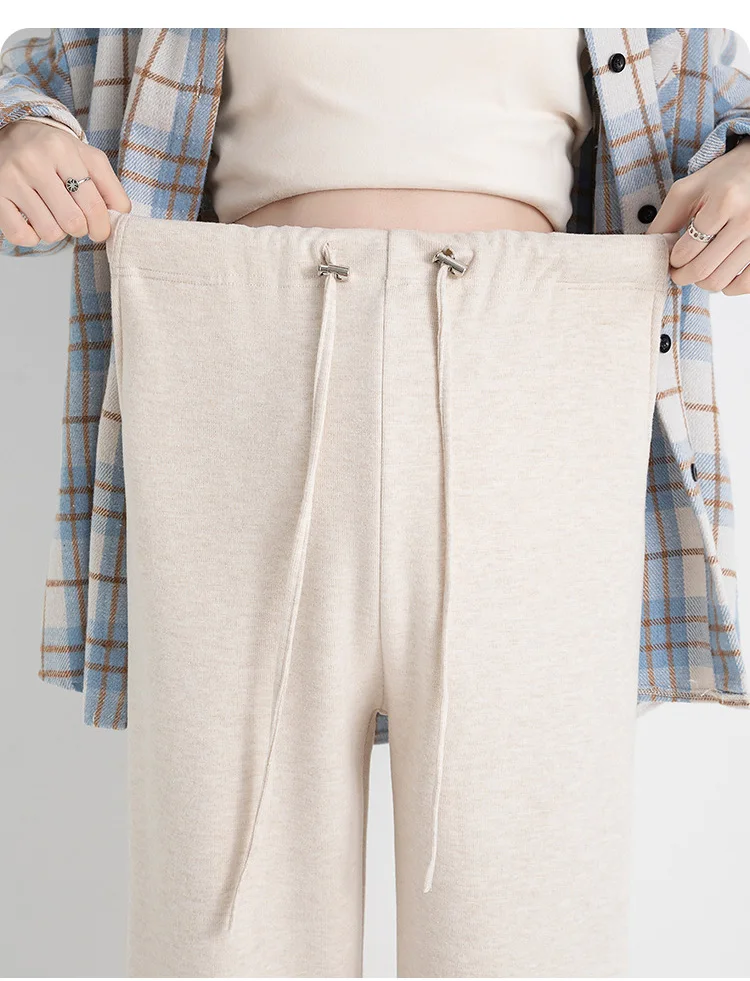 Pantalón de maternidad en uso