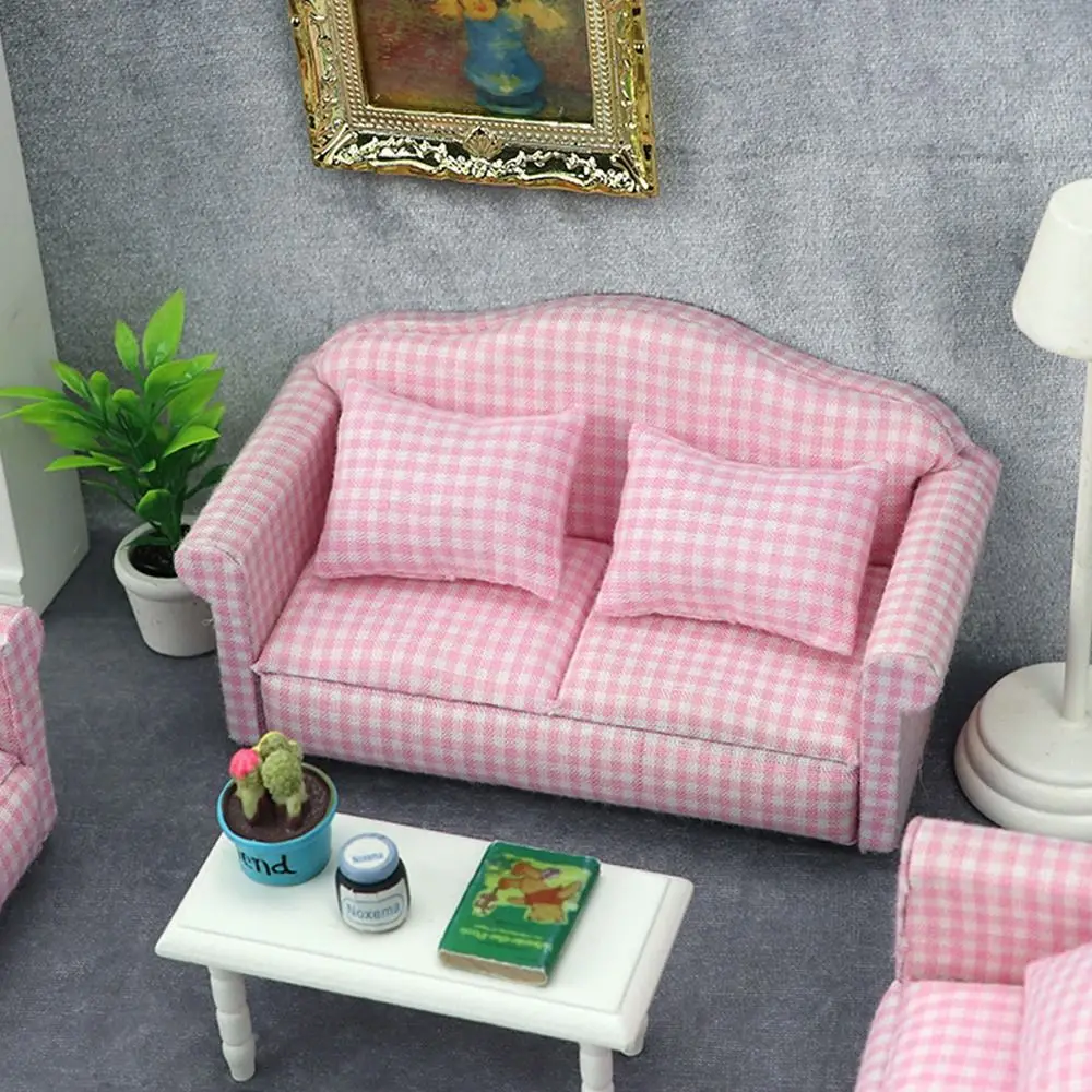 Accesorios para casa de muñecas: mesa madera y cojín sofá - imagen 2