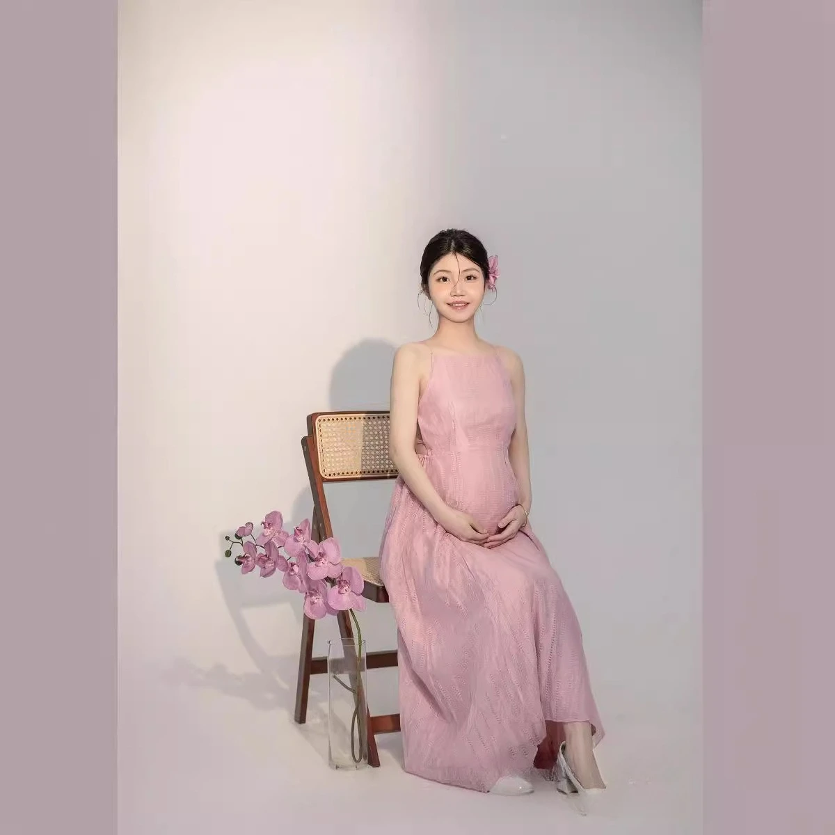 Vestido rosa en sesión de maternidad