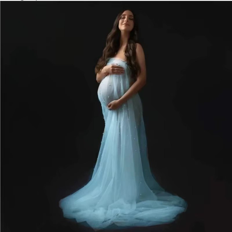 Acabado con cuentas en el look de maternidad