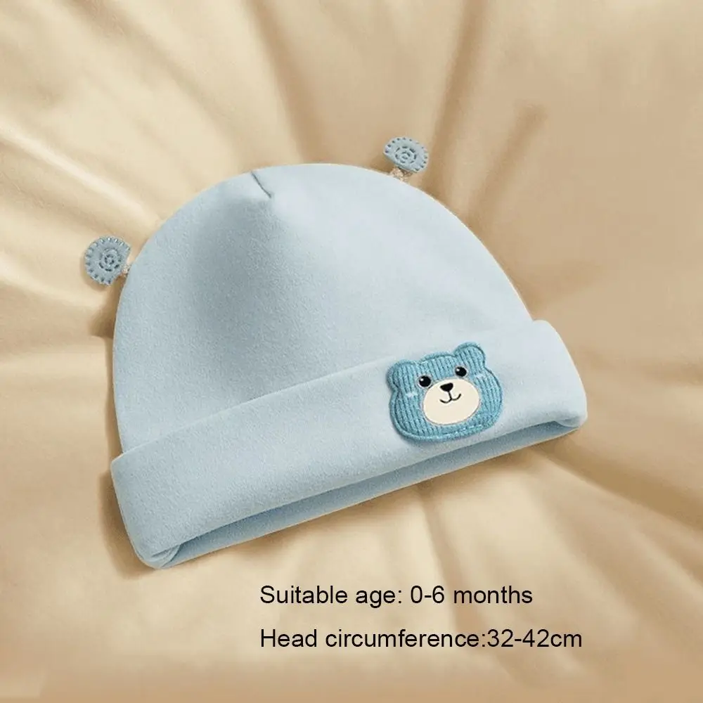Gorro de bebé con oso de dibujos animados en tono neutro
