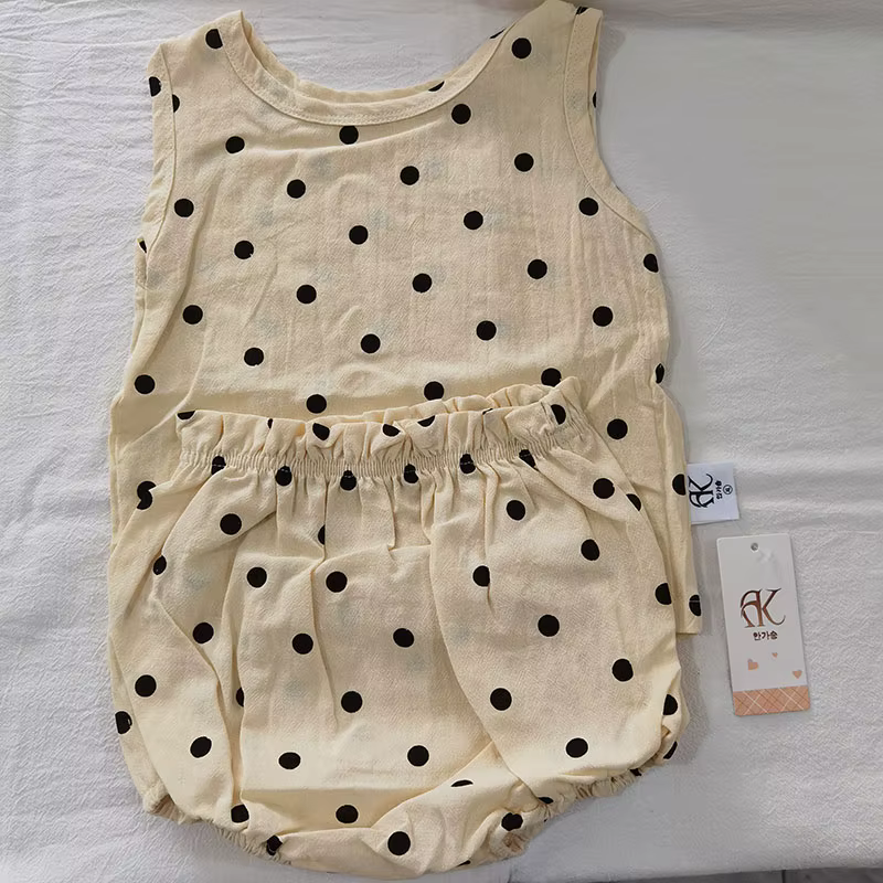 Chaleco de lunares y tops en detalle