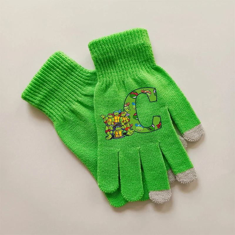 Niño usando los guantes mientras sostiene una tablet