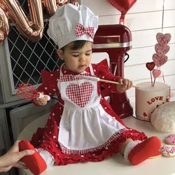 Disfraz de chef para bebé con delantal en sesión fotográfica