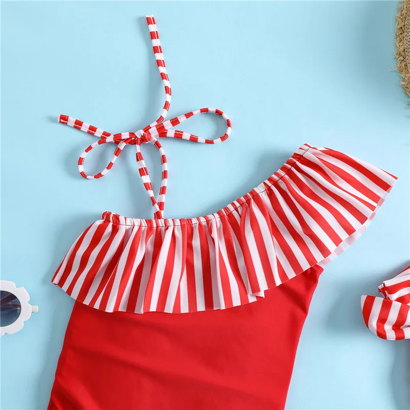 Aspecto del traje de baño infantil en rayas